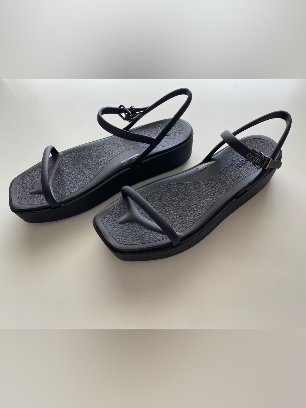 CROCS Miami Platform Y Strap Sandal in Black Size 7
